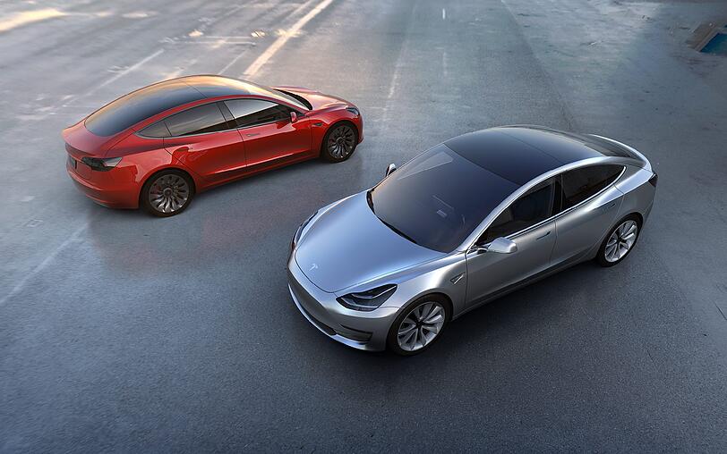 Der neue Tesla Model 3 ist ein kompakterer Mix aus Model S und Model X. Er bietet Platz für fünf Passagiere und deren Gepäck - und zwar reichlich, so Tesla-Chef Elon Musk.