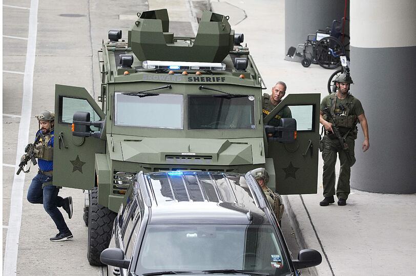 Nach den tödlichen Schüssen auf dem Flughafen von Fort Lauderdale in Florida hat die Polizei einen Verdächtigen verhaftet. Er soll mindestens fünf Menschen erschossen haben, acht weitere wurden verletzt. Das teilte der zuständige Sheriff mit.