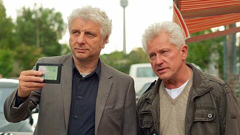 Ausweisen müssen sich Franz Leitmayr (Udo Wachtveitl, li.) und Ivo Batic (Miroslav Nemec) nur im Film, der Zuschauer kennt die beiden Münchner &bdquo;Tatort&ldquo;-Kommissare schon seit 1991.