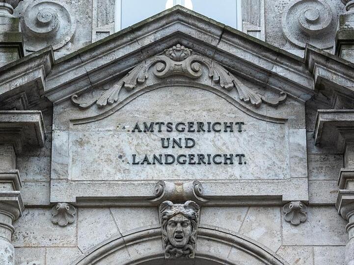 &bdquo;Amtsgericht und Landgericht&ldquo; steht an dem Justizgebäude in Regensburg. (Archivbild)
