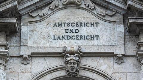 &bdquo;Amtsgericht und Landgericht&ldquo; steht an dem Justizgebäude in Regensburg. (Archivbild)