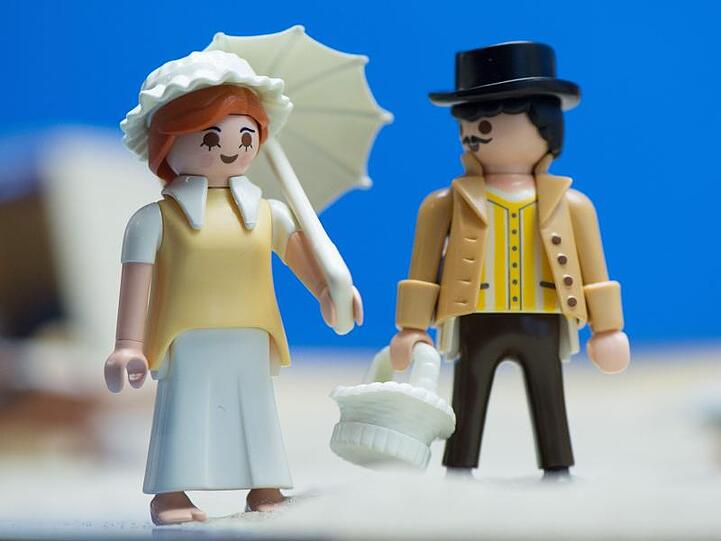 Zwei Playmobilfiguren stehen in der Ausstellung "Spielzeugträume Playmobil" im Museum Unteres Schloss. Foto: Sebastian Kahnert/dpa-Zentralbild dpa-Zentralbild/dpa/Archivbild