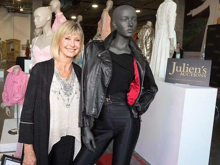 Olivia Newton-John neben ihrem hautengen Leder-Outfit bei der Versteigerung einiger Stücke aus ihrem Kleiderschrank.
