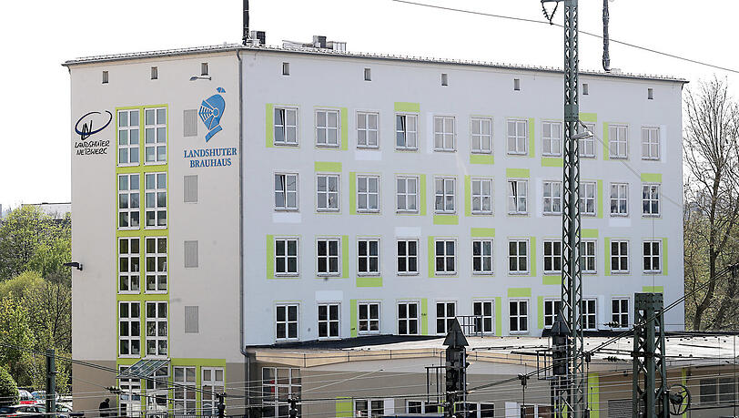 Das Landshuter Netzwerk bieten im oberen Stockwerk Suchtberatungen und -therapien für Alkoholkranke an. Von der neuen Brauhaus-Werbung sind deshalb nicht nur die Mitarbeiter der Sozialberatung irritiert. Das Landshuter Netzwerk bieten im oberen Stockwerk Suchtberatungen und -therapien für Alkoholkranke an. Von der neuen Brauhaus-Werbung sind deshalb nicht nur die Mitarbeiter der Sozialberatung irritiert.