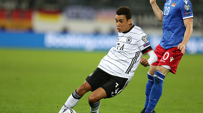 Kaum vom Ball zu trennen: Bayerns Supertalent Jamal Musiala
