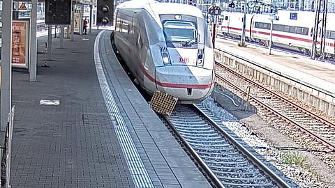 ein in den Hauptbahnhof einfahrender ICE, der gegen einen Transportwagen stößt.
