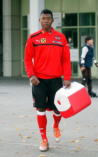 &bdquo;Alaba sorgt für gute Laune &ndash; Er brennt auf seinen Einsatz&ldquo;, schreibt das Blatt &bdquo;Österreich&ldquo;. Dabei hat der Außenverteidiger vom FC Bayern nach seinem Ermüdungsbruch in dieser Saison erst ein Testspiel absolviert. &bdquo;Ich bin kein Heilsbringer. Ein Sieg wird sicher nicht von mir abhängen&ldquo;, versucht Alaba die Erwartungen zu dämpfen. Die Bilder vom Austria-Training.