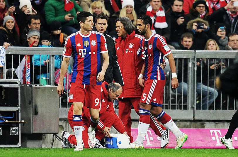 Mehdi Benatia (r.) musste gegen Freiburg verletzt ausgewechselt werden, auch der Einsatz von Robert Lewandowski (l.) am Freitag gegen Mainz ist fraglich.