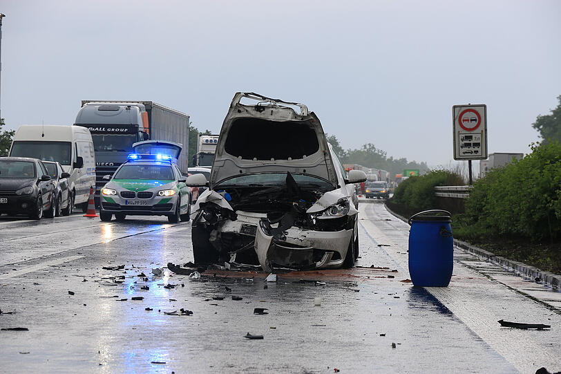 Völlig demoliert kam der Porsche an der Leitplanke zum Stehen.