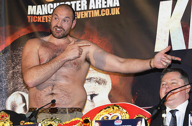 Faxenmacher: Bei Pressekoferenzen präsentiert Tyson Fury schon mal seinen Schwabbelbauch: "Ich bin ein fettes Schwein!".