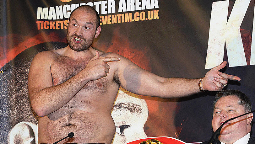 Faxenmacher: Bei Pressekoferenzen präsentiert Tyson Fury schon mal seinen Schwabbelbauch: "Ich bin ein fettes Schwein!". Faxenmacher: Bei Pressekoferenzen präsentiert Tyson Fury schon mal seinen Schwabbelbauch: "Ich bin ein fettes Schwein!".