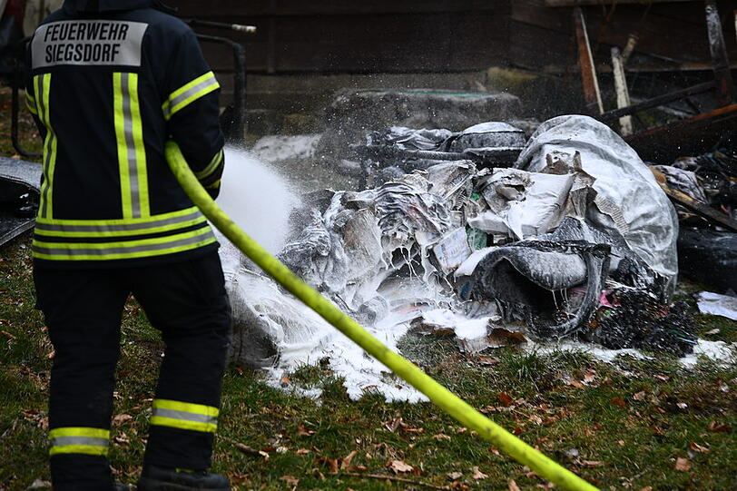 Der Sachschaden beträgt 35.000 Euro - die Ursache für den Kellerbrand ist derzeit noch unklar. Die Bilder vom Feuerwehreinsatz.