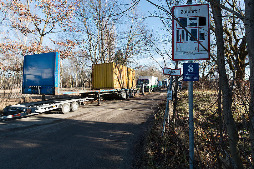 Die Lkw-Zufahrt des Junkers-Geländes.