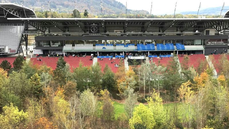 Bäume im Fußballstadion. Bäume im Fußballstadion.
