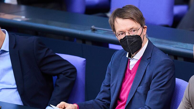 Karl Lauterbach (SPD), Bundesminister für Gesundheit sitzt kurz vor seiner Rede in der Sitzung des Bundestags.