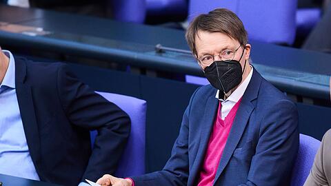 Karl Lauterbach (SPD), Bundesminister für Gesundheit sitzt kurz vor seiner Rede in der Sitzung des Bundestags.