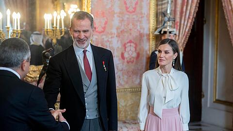 König Felipe VI. und Königin Letizia nehmen an dem Empfang für das in Spanien akkreditierte diplomatische Korps im Königlichen Palast in Madrid teil.