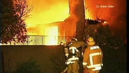 Feuerwehrleute versuchen, das brennende Haus zu retten. Feuerwehrleute versuchen, das brennende Haus zu retten.