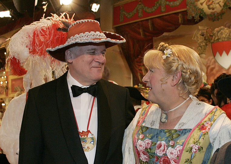 Der bayerische Ministerpräsident Horst Seehofer (l) mit Gardehut und der ehemalige bayerische Ministerpräsident Günther Beckstein im Dirndl bei der Fastnacht 2009.