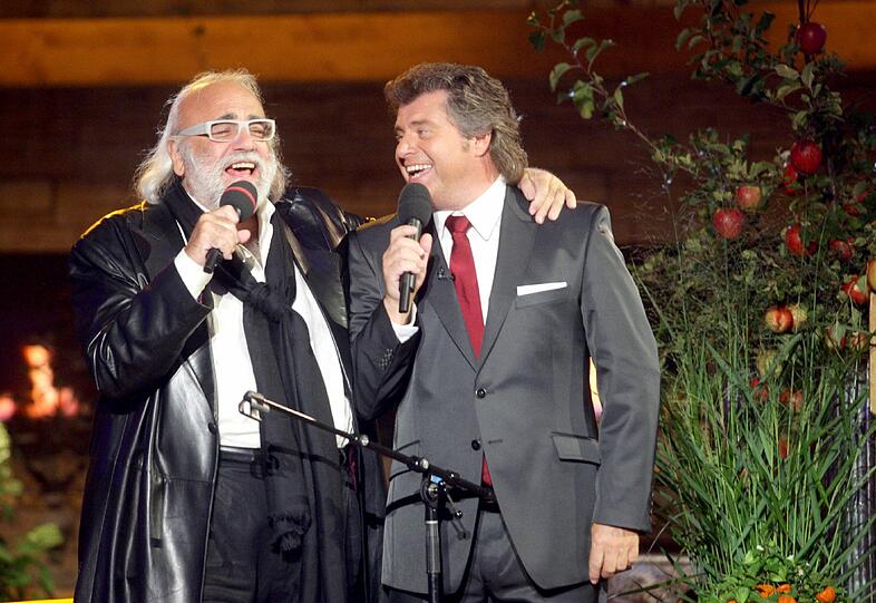 Der griechische Sänger Demis Roussos (l) und Moderator Andy Borg verstehen sich gut in der heilen Musikantenstadl-Welt.