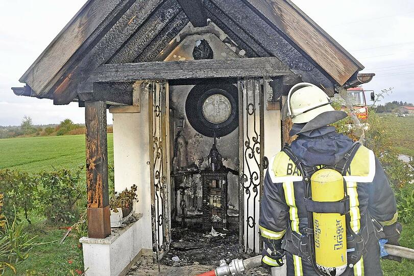 Als die Feuerwehr eintrifft, hat der Brand bereits große Teile der kleinen Kapelle zerstört.