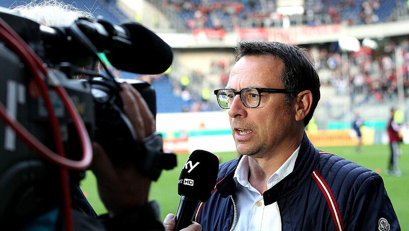 Sportvorstand Martin Bader besitzt nur noch eingeschränkt das Vertrauen, darf aber vorerst bleiben. Sportvorstand Martin Bader besitzt nur noch eingeschränkt das Vertrauen, darf aber vorerst bleiben.