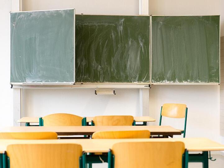 Ein leeres Klassenzimmer.