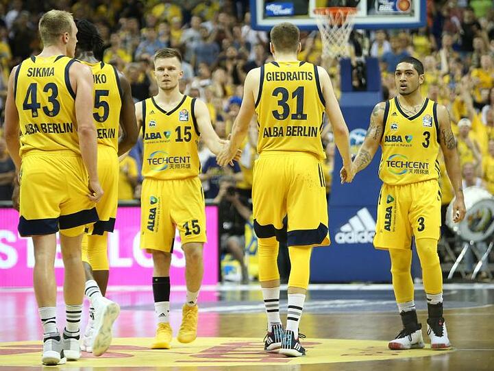 Luke Sikma (l-r), Landry Nnoko, Martin Hermannsson, Rokas Giedraitis und Peyton Siva klatschen sich nach einem Sieg ab.