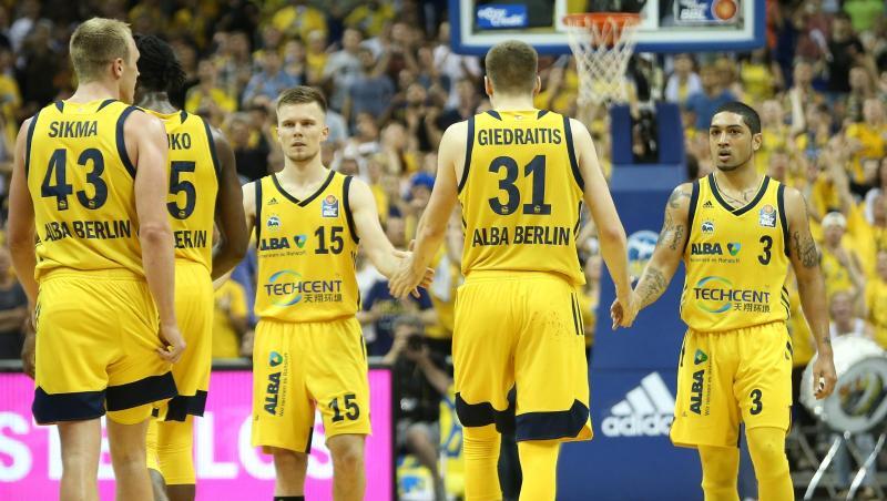 Luke Sikma (l-r), Landry Nnoko, Martin Hermannsson, Rokas Giedraitis und Peyton Siva klatschen sich nach einem Sieg ab. Luke Sikma (l-r), Landry Nnoko, Martin Hermannsson, Rokas Giedraitis und Peyton Siva klatschen sich nach einem Sieg ab.