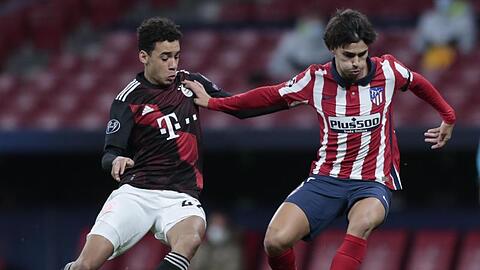 Bayern-Youngster Jamal Musiala (l) im Kampf um den Ball mit Joao Felix von Atlético Madrid.