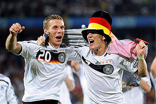 Bei dieser EM oft nicht nur im Feiern die besten deutschen Spieler: Lukas Podolski und Bastian Schweinsteiger