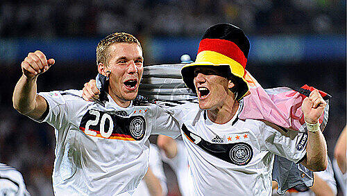 Bei dieser EM oft nicht nur im Feiern die besten deutschen Spieler: Lukas Podolski und Bastian Schweinsteiger Bei dieser EM oft nicht nur im Feiern die besten deutschen Spieler: Lukas Podolski und Bastian Schweinsteiger