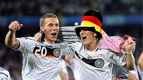 Bei dieser EM oft nicht nur im Feiern die besten deutschen Spieler: Lukas Podolski und Bastian Schweinsteiger