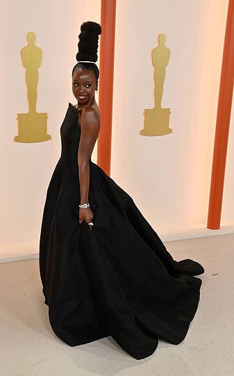 Danai Gurira: Das "große Schwarze" ist immer eine sichere Nummer. Also super ausgewählt und dezent die richtigen Juwelen ausgesucht. Daher volle Punktzahl!