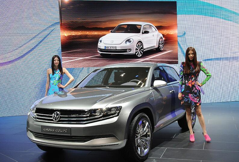 Diese japanischen Models präsentieren das Volkswagen-Auto "Cross Coupe".