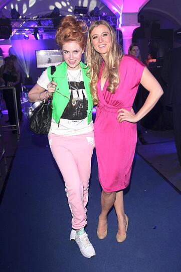 DJane Paliona Rojinski im Jogger-Outfit und Moderatorin Nina Eichinger.