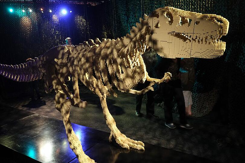 Ein Dinosaurierskelett aus Legosteinen.