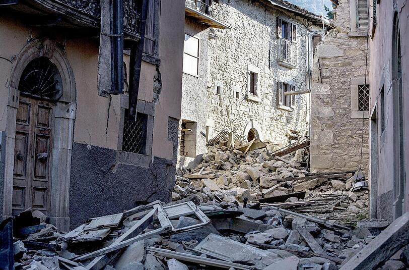 Blick auf eine völlig zerstörte Straße im italienischen Amatrice. Foto: Massimo Percossi