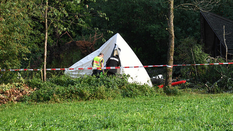 Umgestürzte Bäume, umgewehte Zelte: Ein Blick auf das Lager in Rickenbach am Mittwochmorgen.