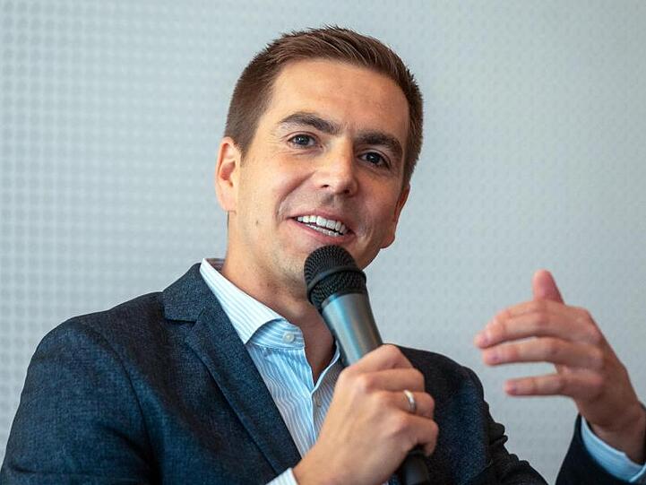 Philipp Lahm spricht während einer Pressekonferenz. Foto: Armin Weigel/dpa/Archivbild