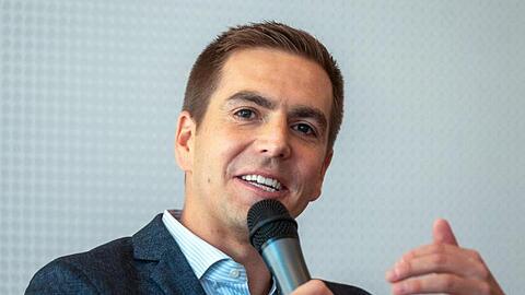 Philipp Lahm spricht während einer Pressekonferenz. Foto: Armin Weigel/dpa/Archivbild