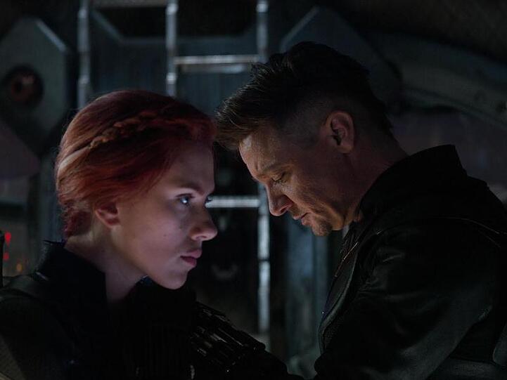Scarlett Johansson und Jeremy Renner in eienr Szene von "Avengers: Endgame".