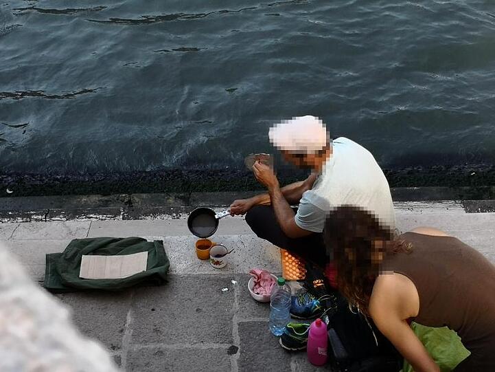Zwei deutsche Touristen sollen fast 1000 Euro Strafe zahlen, weil sie sich an der Rialto-Brücke einen Kaffee gekocht haben.