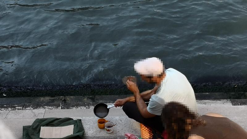 Zwei deutsche Touristen sollen fast 1000 Euro Strafe zahlen, weil sie sich an der Rialto-Brücke einen Kaffee gekocht haben. Zwei deutsche Touristen sollen fast 1000 Euro Strafe zahlen, weil sie sich an der Rialto-Brücke einen Kaffee gekocht haben.