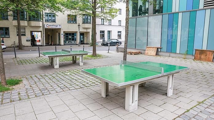 Neben der Schrannenhalle in der Altstadt stehen seit Neustem Tischtennisplatten.