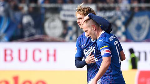 Finn Porath (l.) und Lewis Holtby spielen mit Holstein Kiel am Wochenende gegen den FC Bayern München.