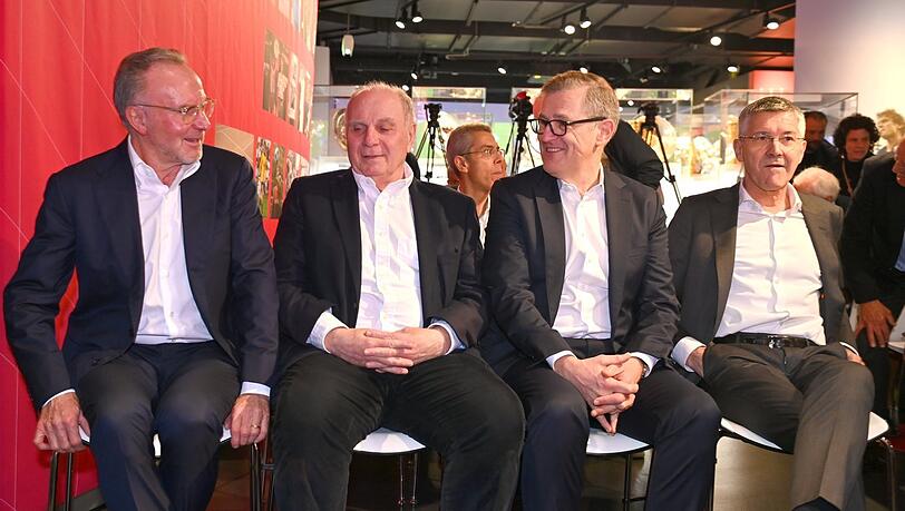 Die beiden Aufsichtsräte Karl Heinz Rummenige und Uli Hoeneß neben dem Vorstandsvorsitzenden Jan Christian Dreesen und Klubpräsident Herbert Hainer (v.l.).
