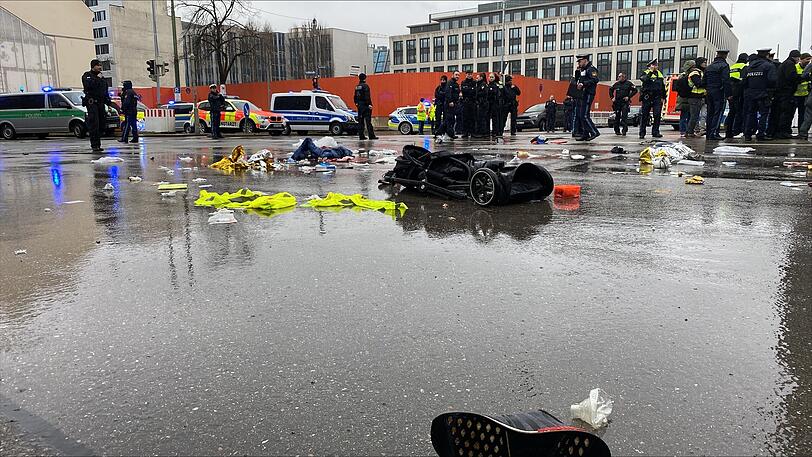 Ein Auto ist an der Ecke Seidlstraße/Karlstraße in der Maxvorstadt in eine Menschenmenge gefahren, es gibt mindestens 20 Verletzte. Großeinsatz von Polizei und Feuerwehr.