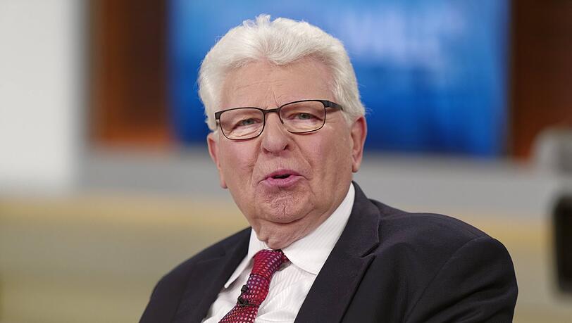 Der Politikwissenschaftler Heinrich Oberreuter (83) ist Direktor des Instituts f&uuml;r Journalistenausbildung in Passau. Zuvor lehrte er als Professor an der Universit&auml;t Passau und war von 1993 bis 2011 Direktor der Akademie f&uuml;r Politische Bildung in Tutzing.