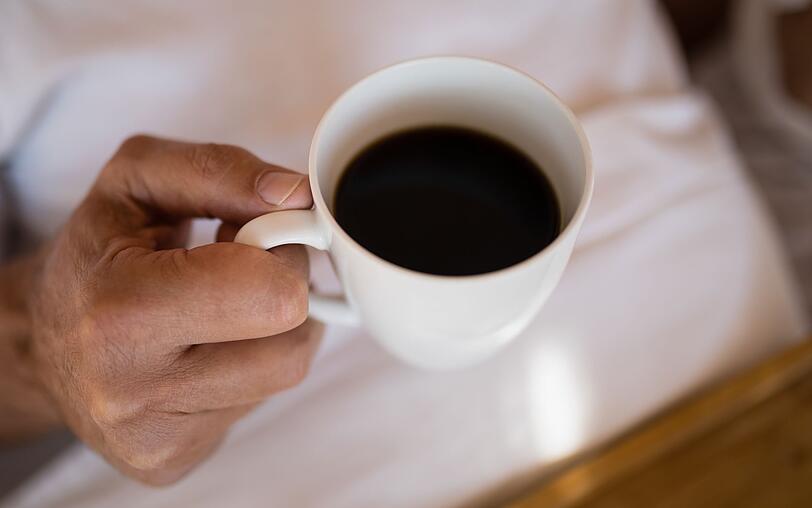 Um richtig in den Tag starten zu k&ouml;nnen, brauchen viele Menschen erst einmal eine ordentliche Dosis Koffein. Zu schwarzem Kaffee sollten Sie morgens jedoch nicht greifen. Die Magens&auml;urebildung wird dadurch zu stark angeregt, was zu Reizungen der Magenschleimhaut f&uuml;hren kann. Am besten neutralisiert Pflanzenmilch die S&auml;ure.